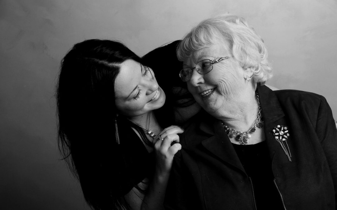 ΤΑ 10 ΧΑΡΑΚΤΗΡΙΣΤΙΚΑ ΠΟΥ ΠΡΕΠΕΙ ΝΑ ΕΧΕΙ Η ΓΗΡΟΚΟΜΟΣ ΠΟΥ ΘΑ ΑΝΑΛΑΒΕΙ ΤΗ ΦΥΛΑΞΗ ΤΟΥ ΗΛΙΚΙΩΜΕΝΟΥ ΓΟΝΙΟΥ ΣΑΣ